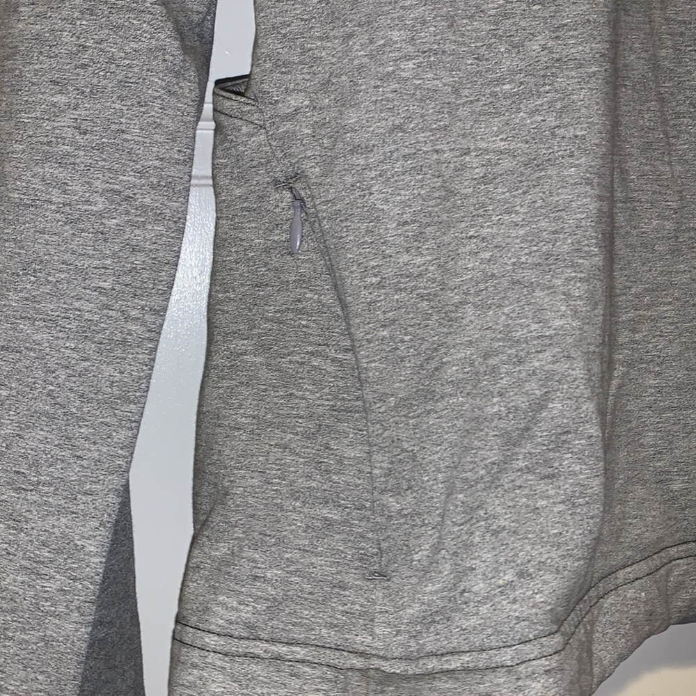 Lululemon - Picture 3 of 5